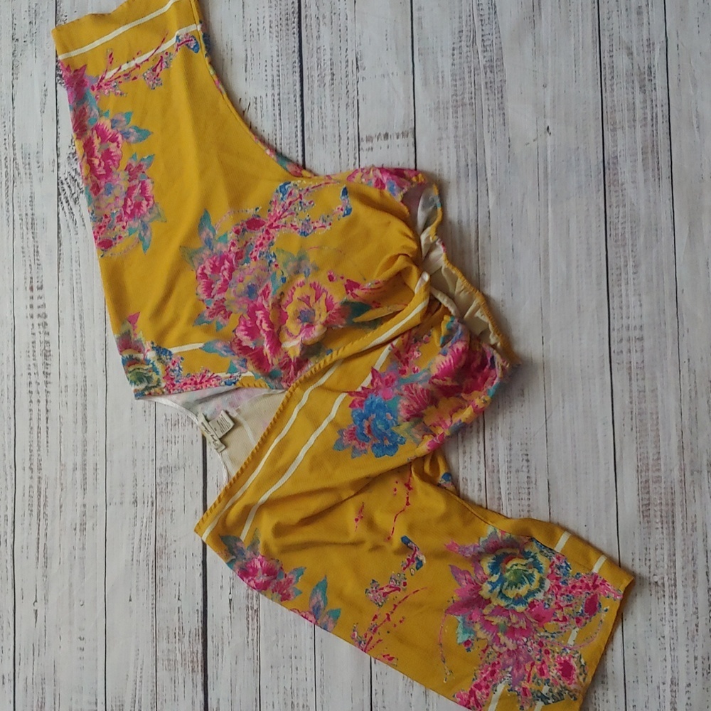 FLYING TOMATO FLORAL TOP